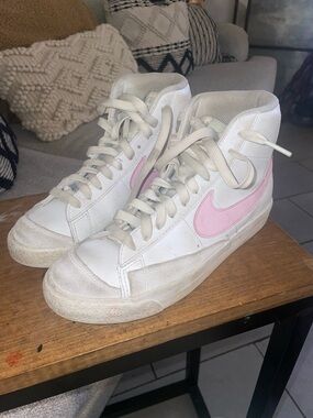 Nike girls White High-Top Sneakers with Pink Swoosh